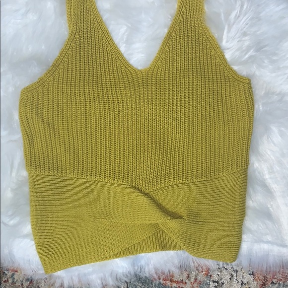 SOLD • Sleeveless Knit Top • - Picture 8 of 9